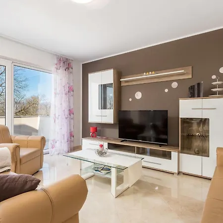 2 Bedroom Awesome In Viskovo