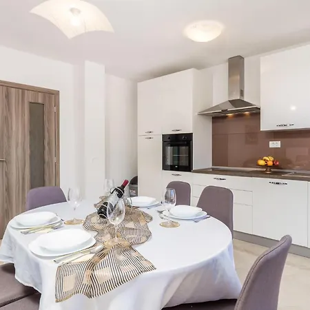 Appartement 2 Bedroom Lovely In *