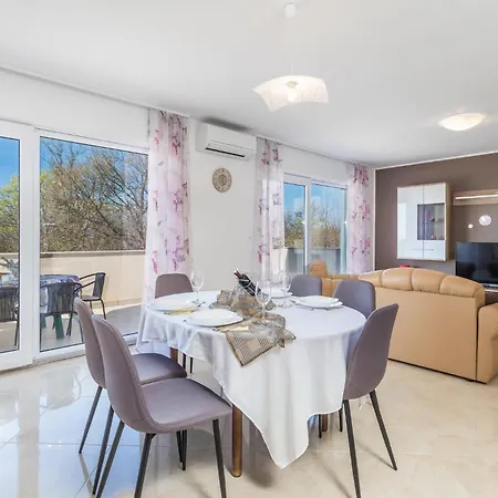 2 Bedroom Awesome In Viskovo