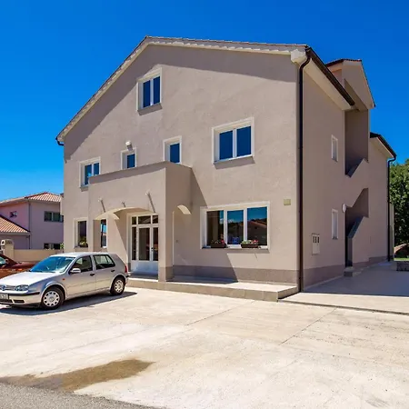 2 Bedroom Lovely In Apartment Viskovo