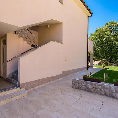 Apartment 2 Bedroom Lovely In Viskovo