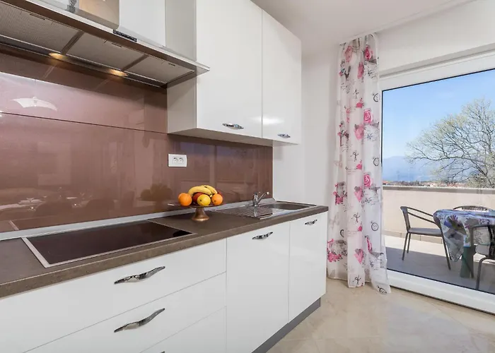 Apartment 2 Bedroom Lovely In Viskovo