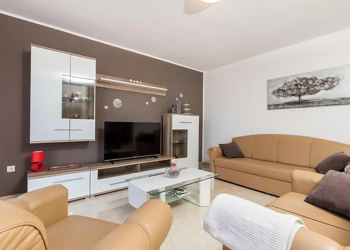 2 Bedroom Lovely In Apartment Viskovo
