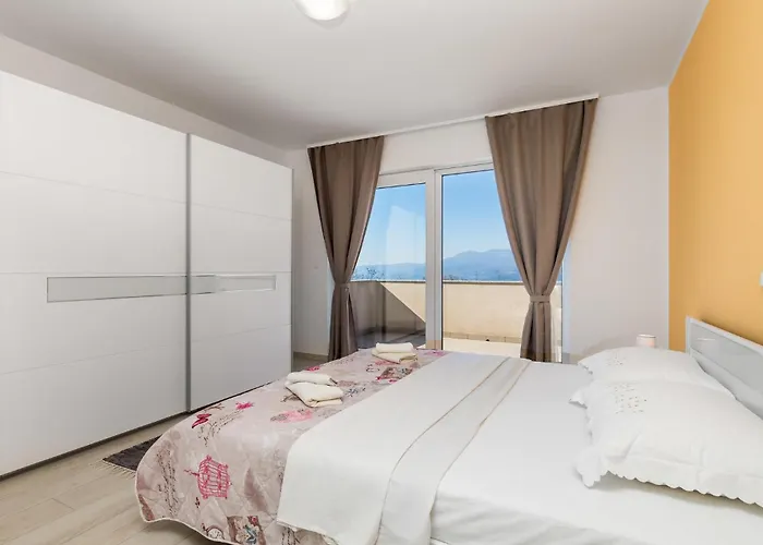 Apartment 2 Bedroom Lovely In *