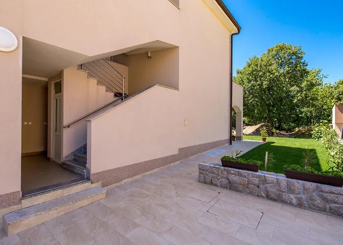 Apartment 2 Bedroom Lovely In Viskovo